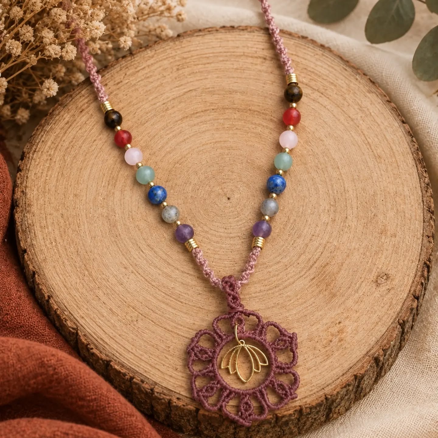 Collier mandala 7 chakras en macramé fait main avec pierres naturelles et fleur de lotus