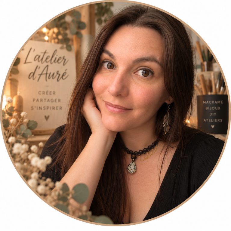 Aurélie, créatrice de L’Atelier d’Auré, dans son univers créatif